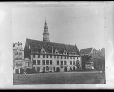 <p>To &bdquo;fotografia fotografii&rdquo;. Dom Pł&oacute;ciennik&oacute;w już dawno nie istniał, gdy nasz fotograf utrwalał widoki Wrocławia. Wzniesiony staraniem cechu pł&oacute;ciennnik&oacute;w w roku 1529 został rozebrany w roku 1859. Na tym miejscu zbudowano Nowy Ratusz.</p>