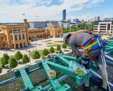 Mocowanie szklanych rur neonu "dobry wieczór we Wrocławiu", 23 lipca 2024