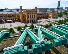 Mocowanie szklanych rur neonu "dobry wieczór we Wrocławiu", 23 lipca 2024