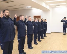 Nowe policjantki i nowi policjanci. Funkcjonariusze złożyli uroczyste ślubowanie we wtorek, 23 lipca, w obecności Komendanta Miejskiego Policji we Wrocławiu