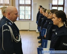 Nowe policjantki i nowi policjanci. Funkcjonariusze złożyli uroczyste ślubowanie we wtorek, 23 lipca, w obecności Komendanta Miejskiego Policji we Wrocławiu