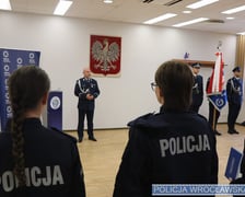 Nowe policjantki i nowi policjanci. Funkcjonariusze złożyli uroczyste ślubowanie we wtorek, 23 lipca, w obecności Komendanta Miejskiego Policji we Wrocławiu