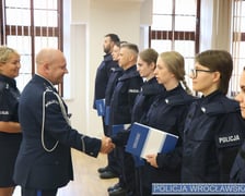 Nowe policjantki i nowi policjanci. Funkcjonariusze złożyli uroczyste ślubowanie we wtorek, 23 lipca, w obecności Komendanta Miejskiego Policji we Wrocławiu