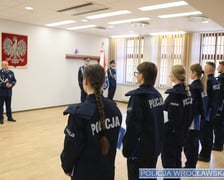 Nowe policjantki i nowi policjanci. Funkcjonariusze złożyli uroczyste ślubowanie we wtorek, 23 lipca, w obecności Komendanta Miejskiego Policji we Wrocławiu
