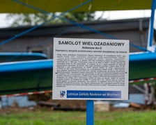 <p>Tabliczka z opisem samolotu wielozadaniowego Antonow An-2</p>
