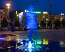 Test odrestaurowanego neonu. Na razie rozświetlany jest na próbę, aby sprawdzić, czy wszystkie prace poszły należycie