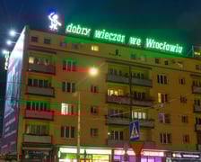 Test odrestaurowanego neonu. Na razie rozświetlany jest na próbę, aby sprawdzić, czy wszystkie prace poszły należycie