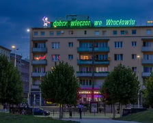 Test odrestaurowanego neonu. Na razie rozświetlany jest na próbę, aby sprawdzić, czy wszystkie prace poszły należycie