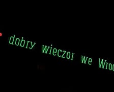 Test odrestaurowanego neonu. Na razie rozświetlany jest na próbę, aby sprawdzić, czy wszystkie prace poszły należycie