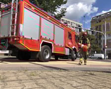 <p>Straż Pożarna neutralizowała substancje ropopochodne na jezdni kilku ulic we Wrocławiu</p>