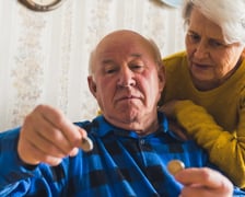 <p>W przypadku os&oacute;b ze świadczeniem między 2900 zł a 4630,96 zł brutto, czternastka zostanie zmniejszona zgodnie z zasadą złot&oacute;wka za złot&oacute;wkę.</p>
<p>Na przykład do emerytury 3500 zł brutto, czternastka będzie przysługiwać w kwocie mniejszej o 600 zł, czyli 1180,96 zł brutto.</p>
<p>Co ważne, czternastka będzie wolna od potrąceń, np. zajęć komorniczych. Nie będzie wliczać się do dochodu przy ubieganiu się o pomoc społeczną, alimenty czy 500 plus dla niesamodzielnych.</p>
<p>Z tej dodatkowej wypłaty zostanie pobrana jedynie składka zdrowotna oraz zaliczka na podatek dochodowy.</p>
<p>Emeryt, kt&oacute;ry pobiera świadczenie w kwocie minimalnej (1780,96 zł brutto) otrzyma dwie wypłaty w łącznej kwocie 3114,35 zł netto.</p>