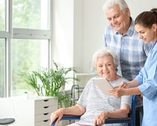 <p>Czternastą emeryturę dostanie w tym roku ok. 8,9 mln emeryt&oacute;w i rencist&oacute;w, w tym 6,4 mln os&oacute;b dostanie wypłatę w pełnej wysokości (w kwocie najniższej emerytury), a 2,5 mln os&oacute;b w wysokości niższej, ze względu na to, ze ich comiesięczna emerytura jest większa niż 2900 zł.</p>