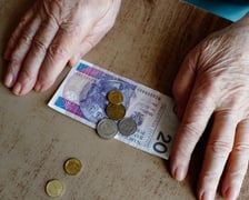 <p>Czternasta emerytura jest zawsze wypłacana z tzw. &bdquo;urzędu&rdquo;, co oznacza, że nie trzeba składać do ZUS żadnych wniosk&oacute;w.</p>
<p>Osoby uprawnione dostaną ją razem z emeryturą, rentą czy innym świadczeniem długoterminowym wypłaconym we wrześniu.</p>