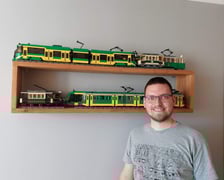 <p>Mateusz buduje, czyli Mateusz Wawrowski ze częścią swoich prac z klock&oacute;w Lego</p>