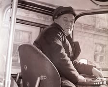 Kierowca autobusu zakładowego za kierownicą autobusu jelcz 043 w roku 1977