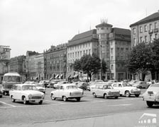 Parking przed Dworcem Głównym PKP we Wrocławiu w roku 1970. Na pierwszym planie od lewej dwa samochody FSO Syrena, Trabant, a za nim FSO Warszawa i Jelcz 043