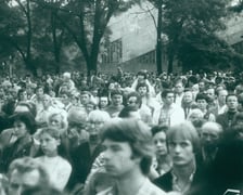 Msza św. na terenie zajezdni autobusowej nr VII przy ul. Grabiszyńskiej podczas strajku solidarnościowego z robotnikami z Wybrzeża; w tle widoczny fragment Zakładów Hutniczo-Przetwórczych Metali Nieżelaznych „Hutmen”.