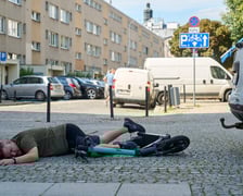 <p>Inscenizowana akcja ratunkowa w ramach Wrocławskiej Akademii Pierwszej Pomocy</p>