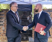 <p>Składanie kwiat&oacute;w pod pomnikiem "Solidarności"</p>