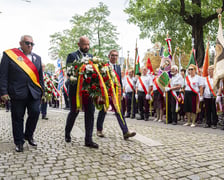 <p>Składanie kwiat&oacute;w pod pomnikiem "Solidarności"</p>