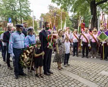 <p>Składanie kwiat&oacute;w pod pomnikiem "Solidarności"</p>