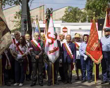 <p>Składanie kwiat&oacute;w pod pomnikiem "Solidarności"</p>
