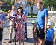 <p>Przed mikrofonami: Izabela Folga-Łozińska z rady osiedla Strachocin-Swojczyce-Wojn&oacute;w, obok Stanisław Piątek z tej samej rady / spotkanie na pętli Sępolno w sprawie budowy TAT na Swojczyce, 30 sierpnia 2024</p>