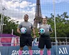 Rafał Świerczek, wrocławianin, sędziuej mecz blind footballu na paraolimpiadzie w Paryżu
