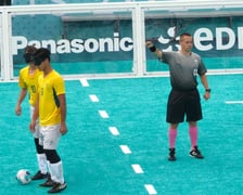 Rafał Świerczek, wrocławianin, sędziuej mecz blind footballu na paraolimpiadzie w Paryżu