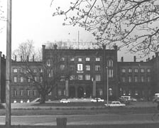 <p>Dworzec Wrocław Nadodrze w 1980 r. Budynek frontowy. Zbiory Wydziału Architektury PWr</p>