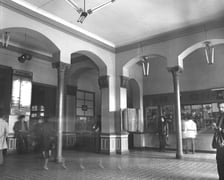 <p>Hol. Dworzec Wrocław Nadodrze w 1980 r. Zbiory Wydziału Architektury PWr</p>