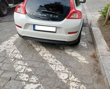 <p>Przykłady niezgodnego z prawem parkowania</p>