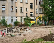 Wycinka drzew na kleczkowskim podwórku została na razie wstrzymana.