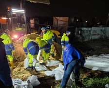 Pracownicy MPWiK zabezpieczający wał
