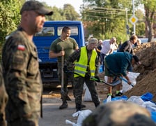 Obrona Marszowic. Strażacy i żołnierze podwyższają wał przeciwpowodziowy
