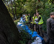 Obrona Marszowic. Strażacy i żołnierze podwyższają wał przeciwpowodziowy