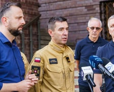Wicepremier i szef MON Władysław Kosiniak-Kamysz i minister spraw wewnętrznych Tomasz Siemoniak na konferencji prasowej przed komendą wojewódzką Policji przy Podwalu