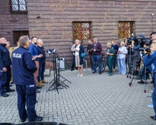 Wicepremier i szef MON Władysław Kosiniak-Kamysz i minister spraw wewnętrznych Tomasz Siemoniak na konferencji prasowej przed komendą wojewódzką Policji przy Podwalu
