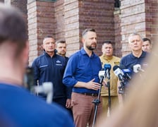 Wicepremier i szef MON Władysław Kosiniak-Kamysz i minister spraw wewnętrznych Tomasz Siemoniak na konferencji prasowej przed komendą wojewódzką Policji przy Podwalu