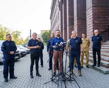Wicepremier i szef MON Władysław Kosiniak-Kamysz i minister spraw wewnętrznych Tomasz Siemoniak na konferencji prasowej przed komendą wojewódzką Policji przy Podwalu