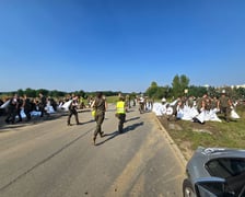 1200 żołnierzy z Wojska Obrony Terytorialnej i Wojskowej Akademii Technicznej, a także 50 strażaków z Państwowej Straży Pożarnej oraz pracownicy MPWiK Wrocłąw podczas akcji zabezpieczania wałów przeciwpowodziowych na Bystrzycy