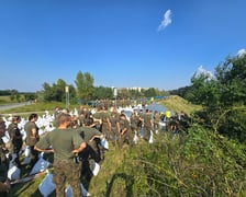 1200 żołnierzy z Wojska Obrony Terytorialnej i Wojskowej Akademii Technicznej, a także 50 strażaków z Państwowej Straży Pożarnej oraz pracownicy MPWiK Wrocłąw podczas akcji zabezpieczania wałów przeciwpowodziowych na Bystrzycy
