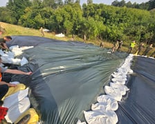 1200 żołnierzy z Wojska Obrony Terytorialnej i Wojskowej Akademii Technicznej, a także 50 strażaków z Państwowej Straży Pożarnej oraz pracownicy MPWiK Wrocłąw podczas akcji zabezpieczania wałów przeciwpowodziowych na Bystrzycy