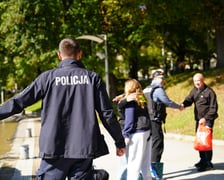 Cztery osoby ewakuowane z Opatowic przypłynęły policyjną łodzią