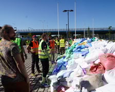 Worki z piaskiem można przywieźć na Tarczyński Arena Wrocław