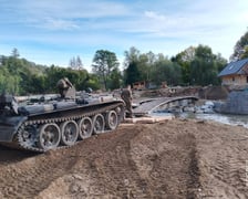 <p>Operacja Feniks. Głuchołazy. Żołnierze pomagają na terenach dotkniętych przez pow&oacute;dź</p>