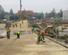 <p>Operacja Feniks. Głuchołazy. Żołnierze pomagają na terenach dotkniętych przez pow&oacute;dź</p>