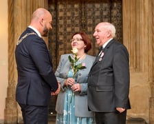 Pary małżeńskie z długoletnim stażem uhonorowane odznaczeniami, uroczystość we wrocławskim ratuszu.