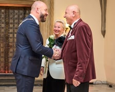 Pary małżeńskie z długoletnim stażem uhonorowane odznaczeniami, uroczystość we wrocławskim ratuszu.