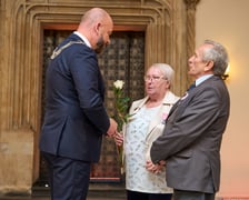 Pary małżeńskie z długoletnim stażem uhonorowane odznaczeniami, uroczystość we wrocławskim ratuszu.